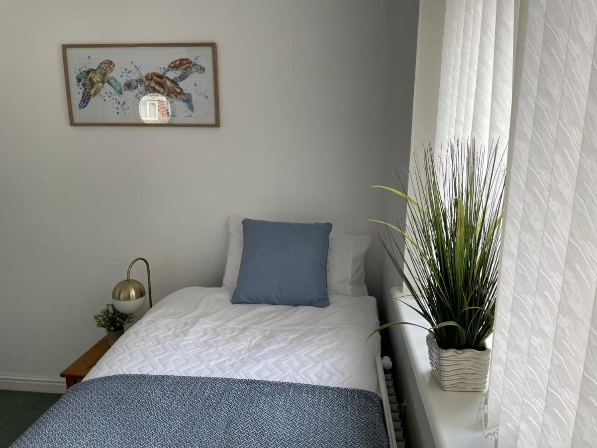 Comfortable And Spacious Superb Holiday Home In Llanelli, Dog Friendly Exterior foto