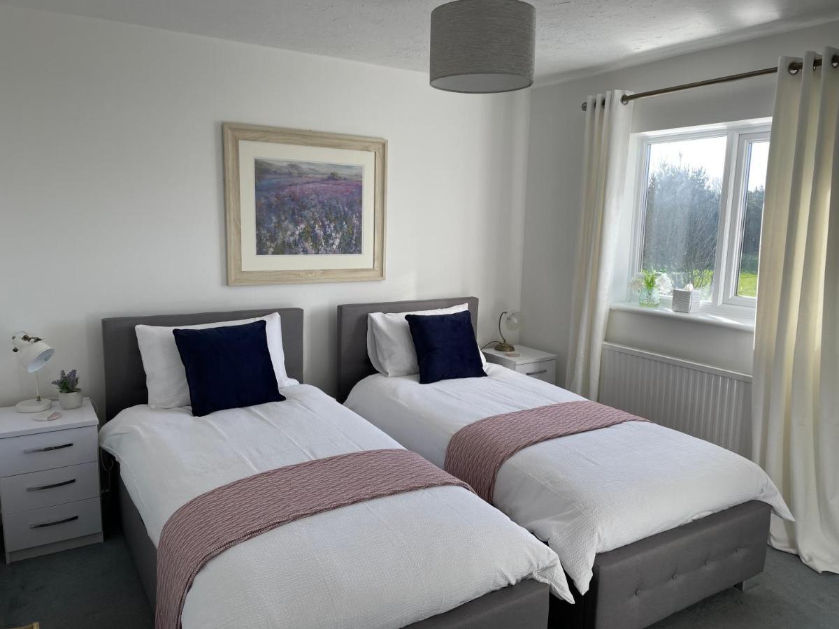 Comfortable And Spacious Superb Holiday Home In Llanelli, Dog Friendly Exterior foto