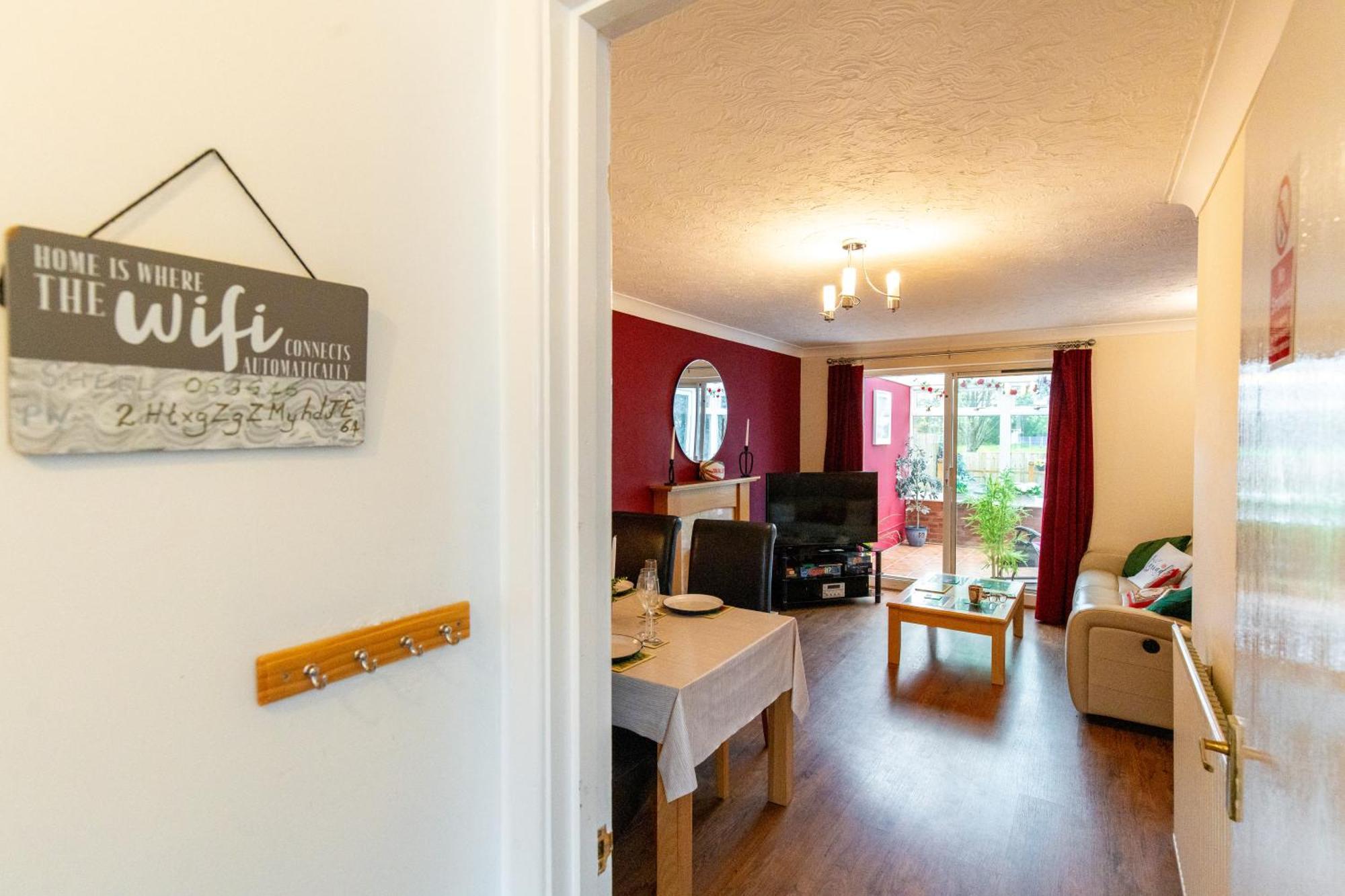 Comfortable And Spacious Superb Holiday Home In Llanelli, Dog Friendly Exterior foto