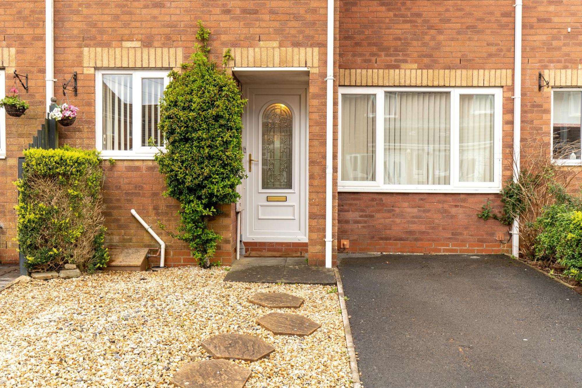 Comfortable And Spacious Superb Holiday Home In Llanelli, Dog Friendly Exterior foto